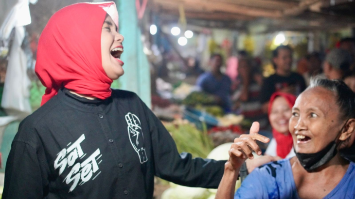Dialog Cair Atikoh Ganjar dengan Warga di Pasar Baru Probolinggo