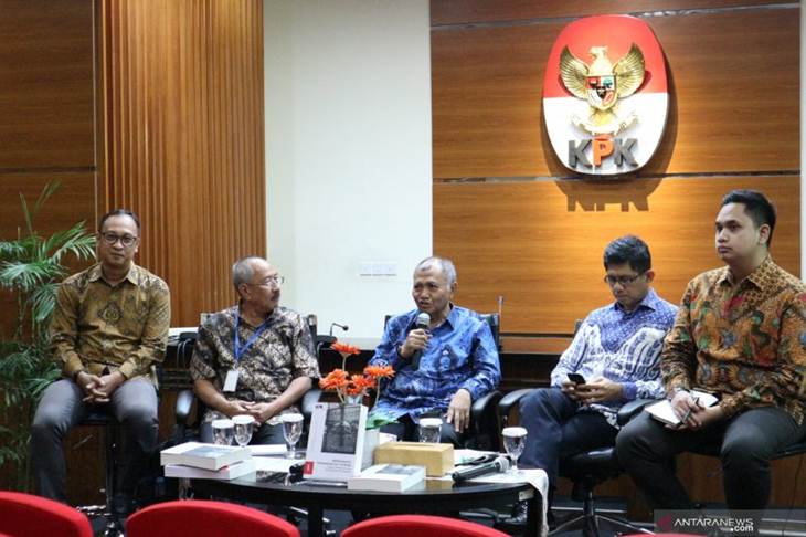 Ketua KPK Agus Rahardjo dan Wakil Ketua KPK Laode M Syarif berbicara dalam diskusi "Menggagas Perubahan UU Tipikor: Hasil Kajian dan Draf Usulan" di gedung KPK Jakarta, Kamis (19/12). (Desca Lidya Natalia)