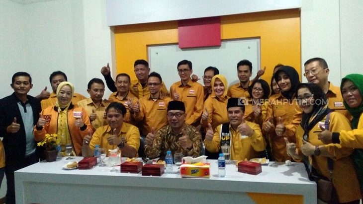 Aceng Fikri Berikan Surat Dukungan Hanura kepada Emil