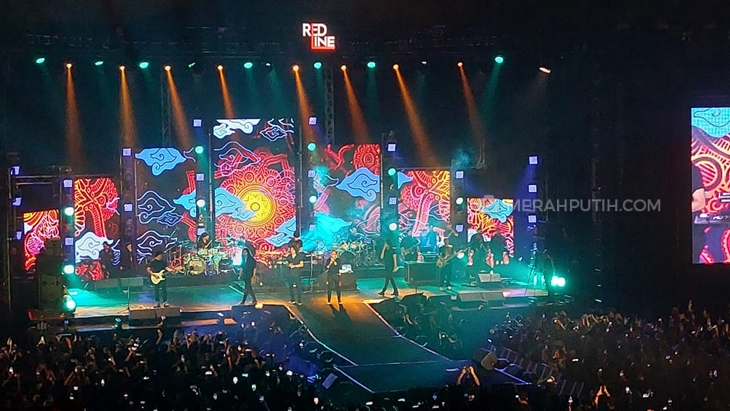 Konser Dewa 19 di Edutorium UMS Solo, Jawa Tengah, Sabtu (26/11) malam. (MP/Ismail)