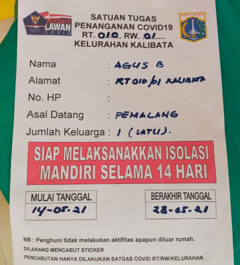 Stiker ditempel di rumah pemudik yang kembali dari kampung halaman di Kelurahan Kalibata, Jakarta Selatan. Foto: Istimewa