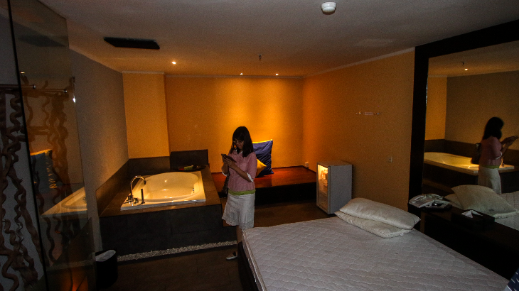 Wartawan mengambil gambar kamar di Hotel dan Griya Pijat Alexis, Jakarta, Selasa (31/10). (ANTARA FOTO/Ubaidillah)