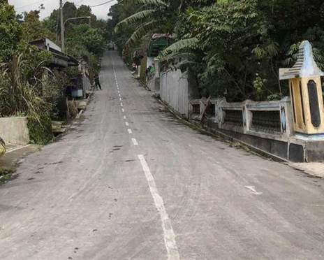 Material abu vulkanis akibat erupsi Gunung Merapi masih menempel di rumput dan rumah warga di Desa Sangup, Kecamatan Tamansari, Kabupaten Boyolali, Jawa Tengah, Jumat (29/1). (MP/Ismail)