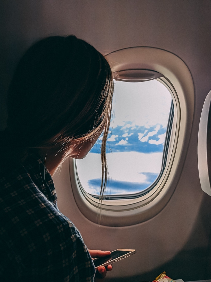Trivia 3 Jangan Main Ponsel Saat Terbang (Foto Pexels Jason Toevs)
