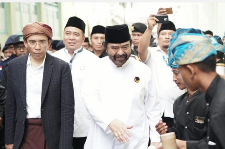 Ketua Umum Partai NasDem, Surya Paloh (kanan) saat bertemu dengan mantan Gubernur NTB, TGB Muhammad Zainul Majdi (kiri) di Nusa Tenggara Barat, beberapa waktu lalu. (Foto: Antara/Dok Partai NasDem)