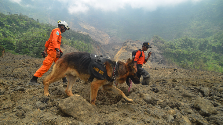 Lokasi Longsor Gunung Galunggung Berbahaya, Dua Warga Masih Hilang