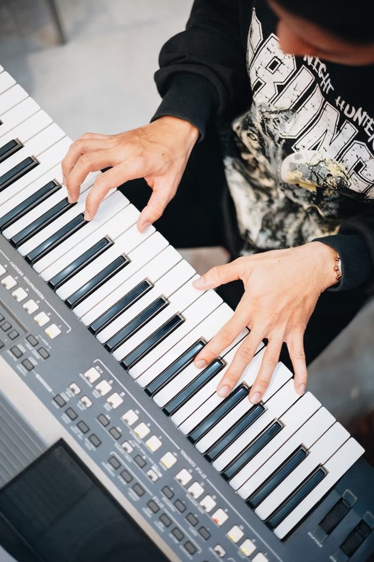 Berkah Punya Pacar Musisi, Siap Bikin Pipi Merona Setiap Hari