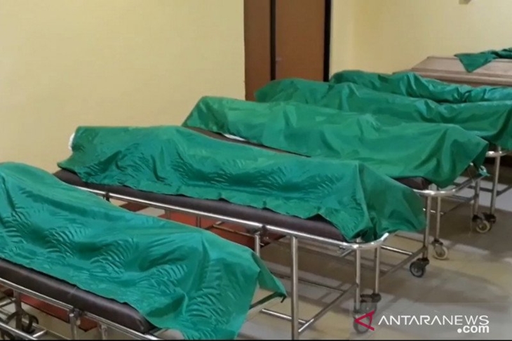 Lima jenazah anak buah kapal KM Starindo Jaya maju VI bersemayam di ruang Instalasi Forensik RS Polri Kramat Jati usai dilakukan autopsi, Jumat (18/9/2020). (ANTARA/Andi Firdaus).