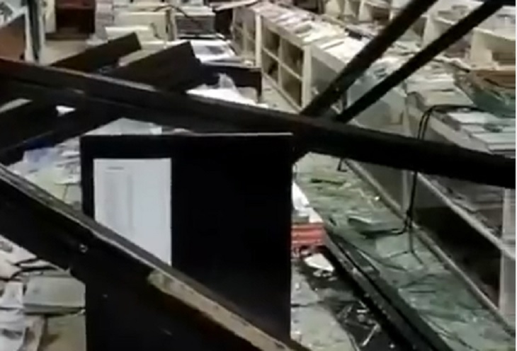Toko buku Arya Duta yang terletak di Jalan Perum Villa Pertiwi, Cilodong, Kota Depok, porak poranda akibat diterjang hujan badai. Foto: Instagram/@infodepok