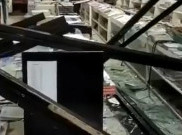 Hujai Badai Porak Porandakan Toko Buku di Depok