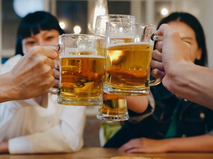 Studi Terbaru: Konsumsi Alkohol Tidak Sehat untuk Usia di Bawah 40 Tahun