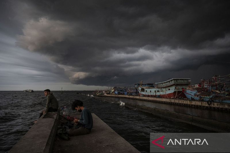 Waspadai Bencana Hidrometeorologi, BPBD DKI Minta Warga Tak Beraktivitas di Kali hingga Danau
