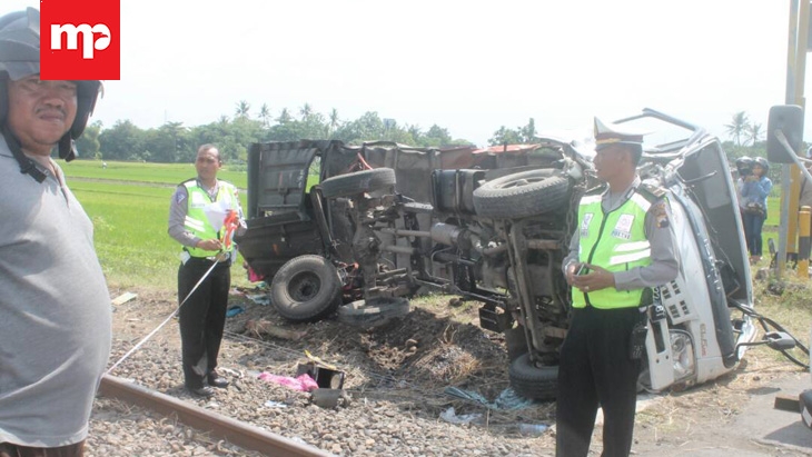 Terobos Pintu Kereta, Truk Terguling Ditabrak KA Prameks