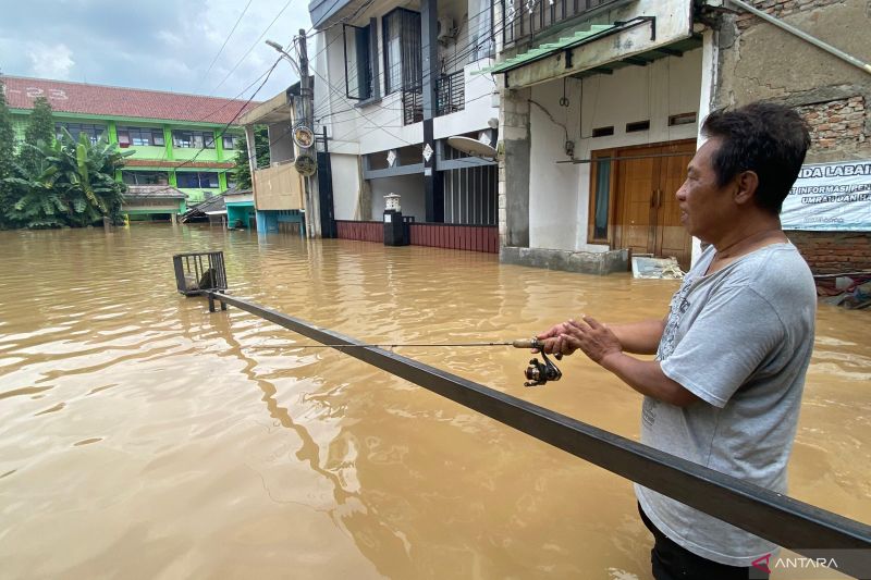 Strike! Warga Berhasil Dapat Lele Dumbo di Depan MTSN 23 Saat Banjir Menerjang