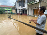 Strike! Warga Berhasil Dapat Lele Dumbo di Depan MTSN 23 Saat Banjir Menerjang