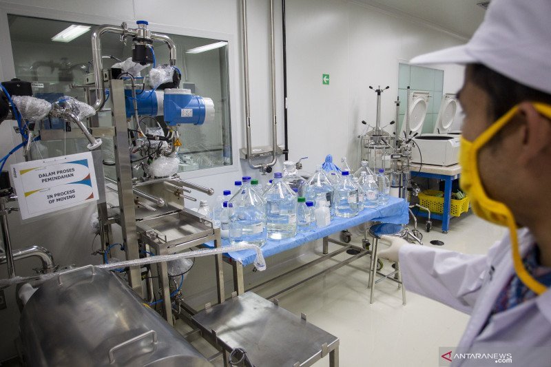 Peneliti beraktivitas di ruang riset vaksin Merah Putih di kantor Bio Farma, Bandung, Jawa Barat, Rabu (12/8/2020). (ANTARA FOTO/Dhemas Reviyanto/foc.)
