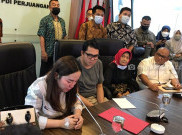 Diwarnai Tangis, Anggiat Pasaribu Mencium Tangan Arteria Dahlan dan Ibunya