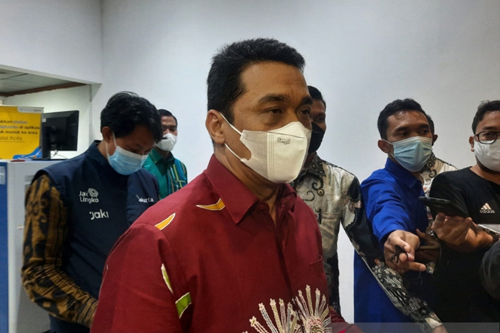 Wakil Gubernur DKI Jakarta Ahmad Riza Patria memberikan pernyataan di Balai Kota Jakarta, Jumat (1/10/2021) malam. (ANTARA/Ricky Prayoga)