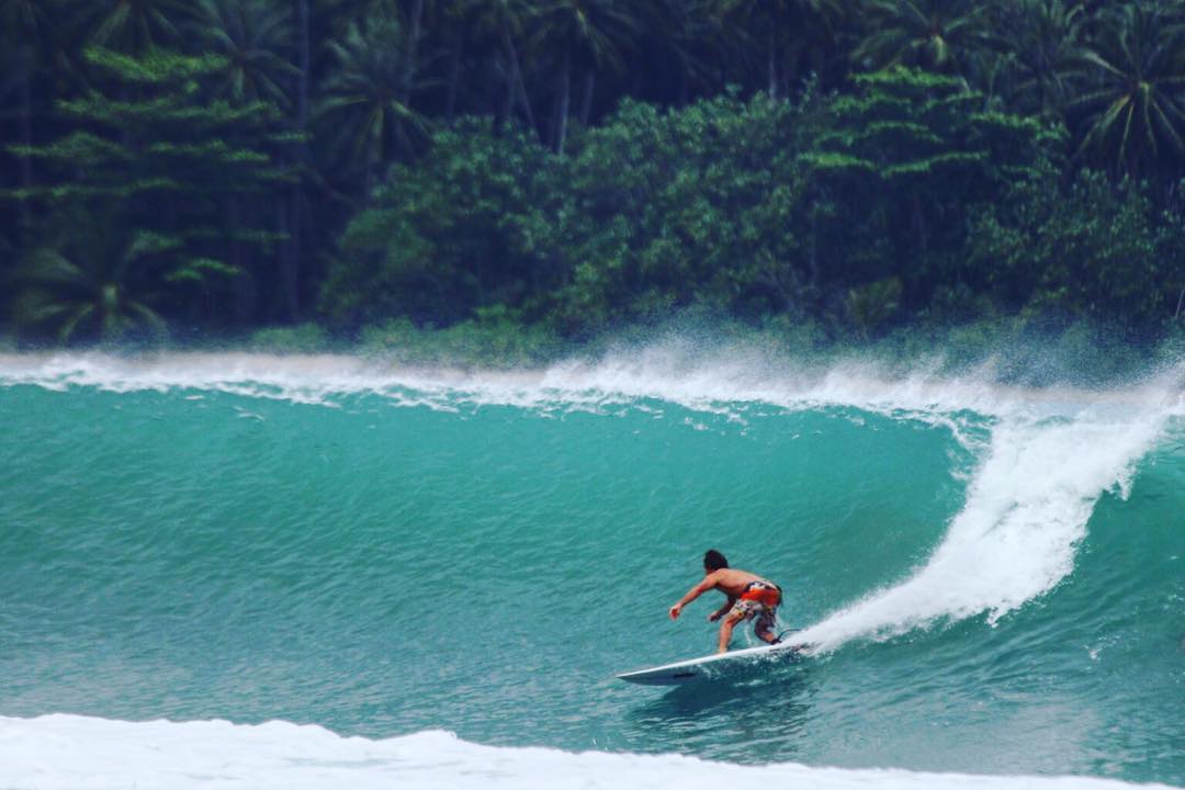 Pantai Sorake adalah surga bagi peselancar (Instagram/duendezion)