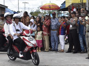 Presiden Jokowi-Ibu Negara Boncengan Keliling Asmat