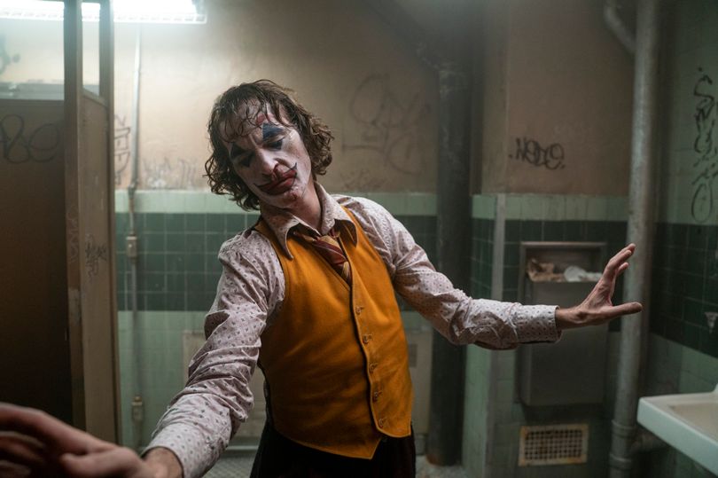 Joaquin Phoenix membuktikan kemampuan aktingnya yang totalitas di film Joker. (Foto Mirror) 