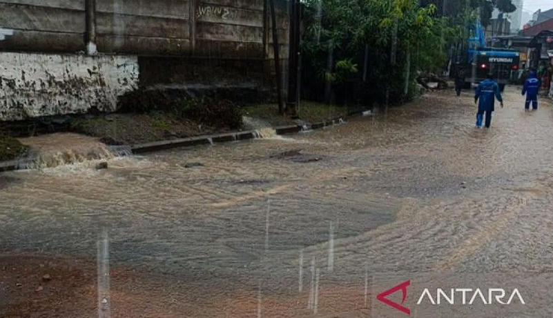 Tembok Gudang SDA Pasar Minggu Jebol, Motor Hanyut Terbawa Air