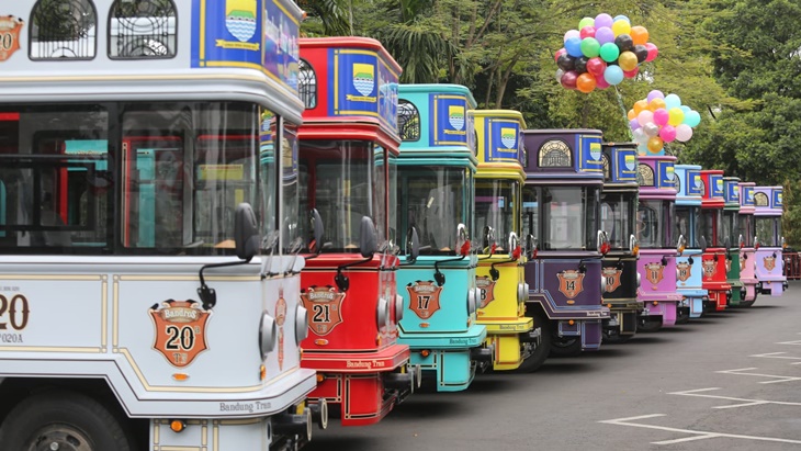 Meriah Ngabuburit dengan Bus Bandros Bandung