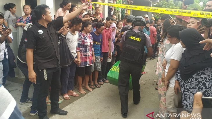 Petugas Kepolisian menyita sejumlah barang dari rumah pelaku bom bunuh diri RMN (24) di Mapolrestabes Medan. (Antara Sumut/Nur Aprilliana Br Sitorus)
