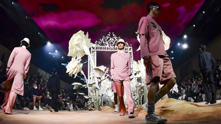 Gaya 90-an Mendominasi Busana Pria di Paris Fashion Week