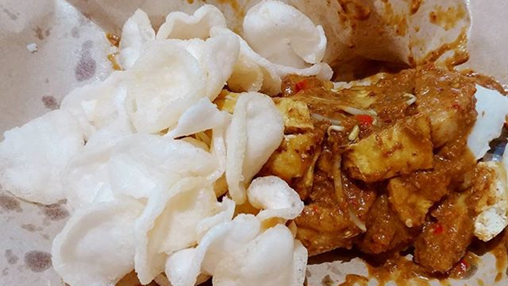 Tahu tek telur khas Surabaya. (Instagram/ ngangenifrozenfood)