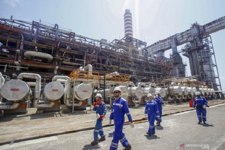 Ilustrasi - Petugas melintas di depan jaringan pipa di kilang pengolahan minyak PT Pertamina (Persero) Refinery Unit V, Balikpapan, Kalimantan Timur. ANTARA FOTO/Yulius Satria Wijaya/aww.