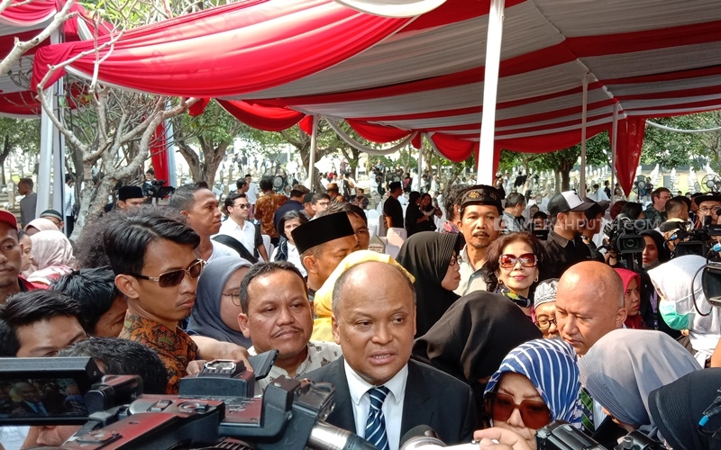 Ilham Habibie Bantah Kabar Ayahnya Donorkan Mata Untuk Thareq