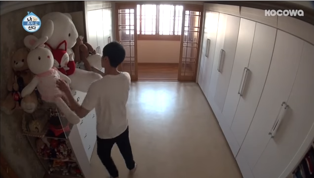 7 Perilaku Aneh Selebritas Korea saat Sendirian di Rumah