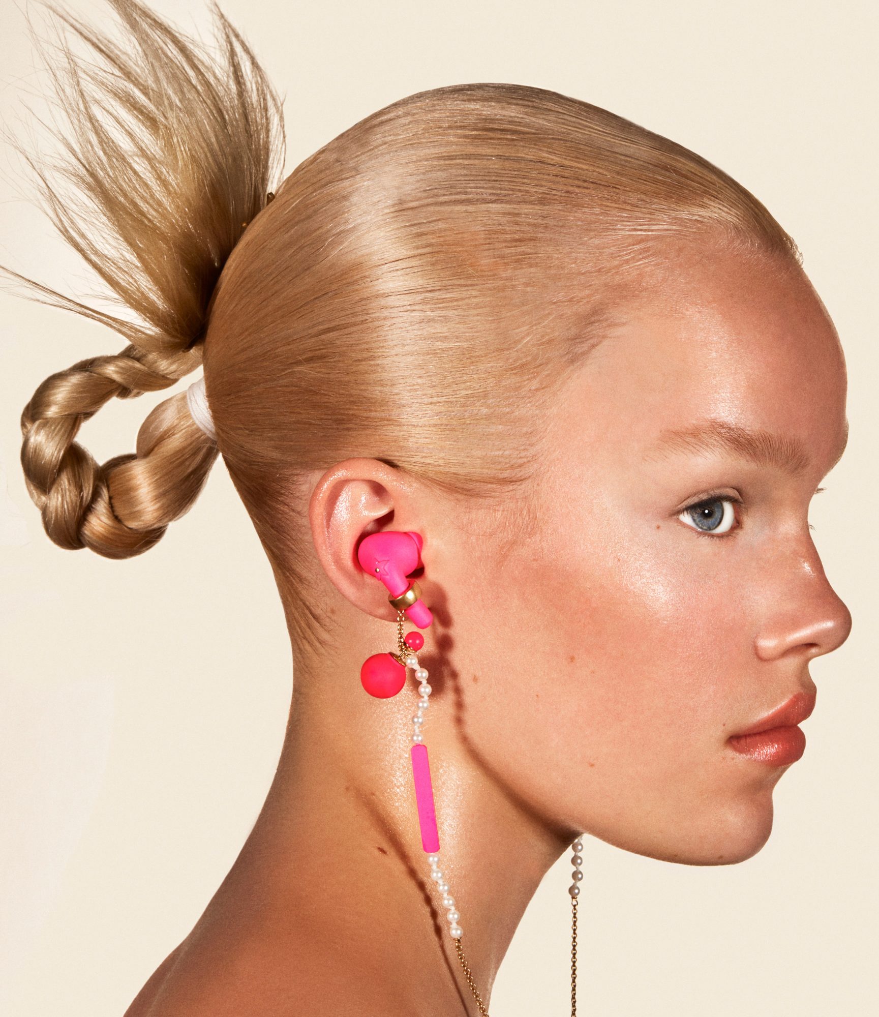 Kulit Glowing dan bold make-up. (Foto Dior)