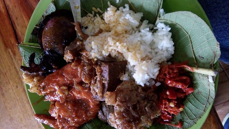 Main ke Cirebon? Rumah Makan Empal Gentong dan Nasi Jamblang ini Pantang Dilewatkan