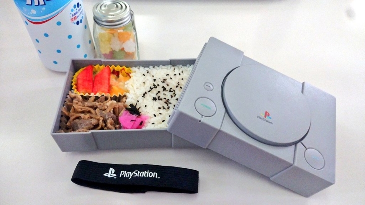 Jangan Ngaku Fans PlayStation Sejati Kalau Enggak Punya Kotak Makan Ini
