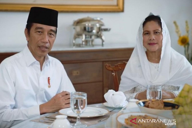 Presiden Joko Widodo dan Ibu Negara Iriana Joko Widodo mengucapkan selamat Idul Fitri 1 Syawal 1441 Hijriah yang jatuh pada Minggu, 24 Mei 2020 dari Istana Kepresidenan Bogor, Jawa Barat, Sabtu, (23/5/2020). ANTARA/HO-Humas Kemensetneg/pri