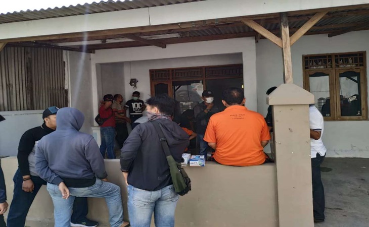 Tim Densus 88 lakukan penggeledahan terhadap rumah terduga teroris di Karanganyar, Jawa Tengah