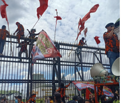 Dengar Arahan Komandan, Polisi di Depan DPR Langsung Pukul Mundur Massa PP
