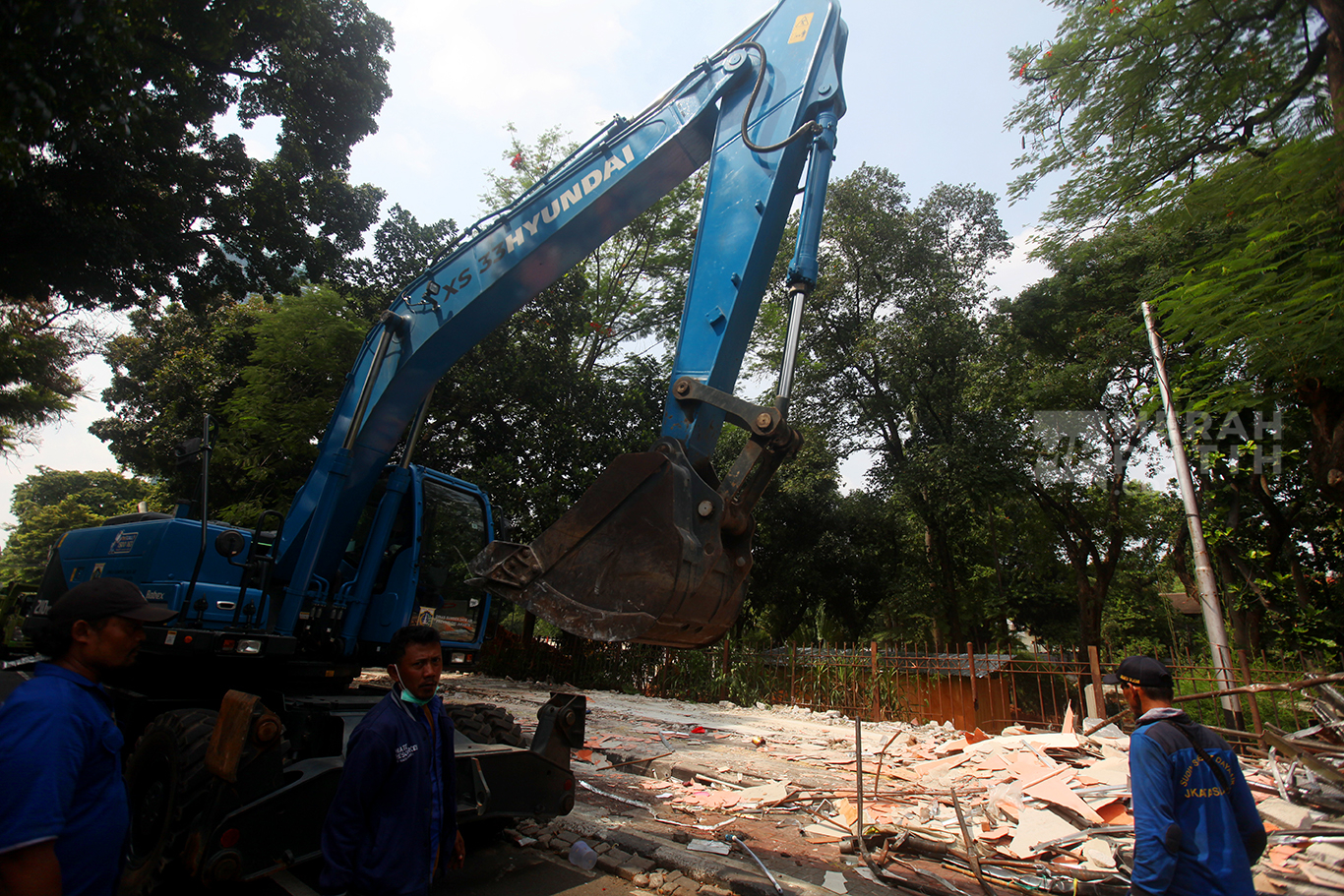 Penertiban kios Pasar hewan Peliharaan Barito, Jakarta Selatan, Senin (27/10/2025).