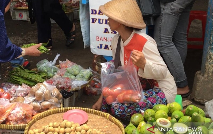 Seorang penjual di pasar tradisional Pasar Minggu, Jakarta Selatan, Rabu (13/3/2019). (Antara/Aria Cindyara)