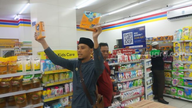 Gerakan Pemuda Islam (GPI) Jakarta Raya, melakukan aksi sweeping terhadap produk-produk berasal dari Prancis di minimarket wilayah Menteng, Jakarta Pusat. [dokumentasi GPI]