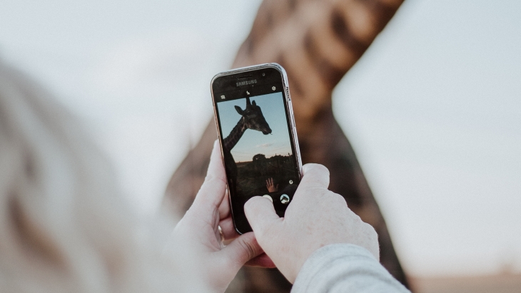 Chip ini juga mendukung penggunaan kamera yang lebih canggih. (Foto: Unsplash/priscilla du preez)