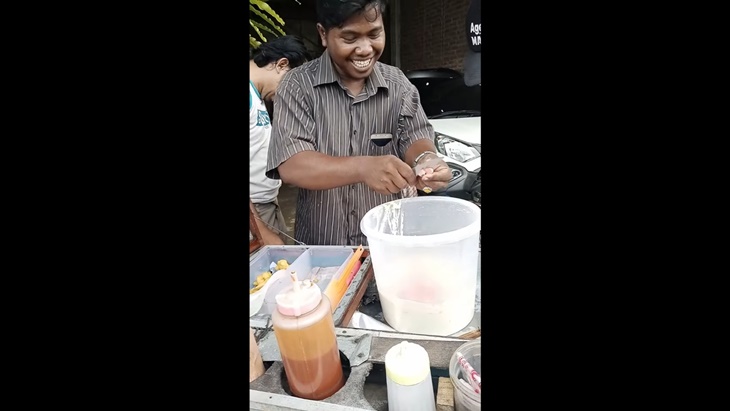 Lagu 'Dir Dur Daeng' Bikin Jualan Sarino Jadi Sukses