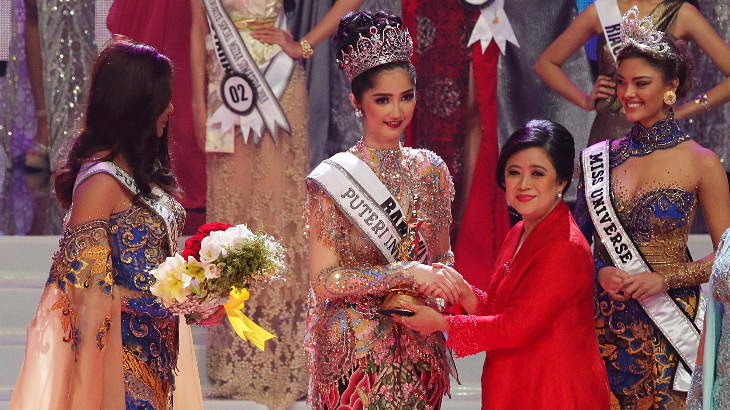 Sonia Fergina Citra menerima piala dari Menko PMK Puan Maharani