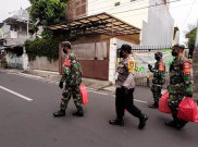 TNI-Polri Bagikan Makanan Langsung ke Rumah Warga Terdampak COVID-19 di Jakarta