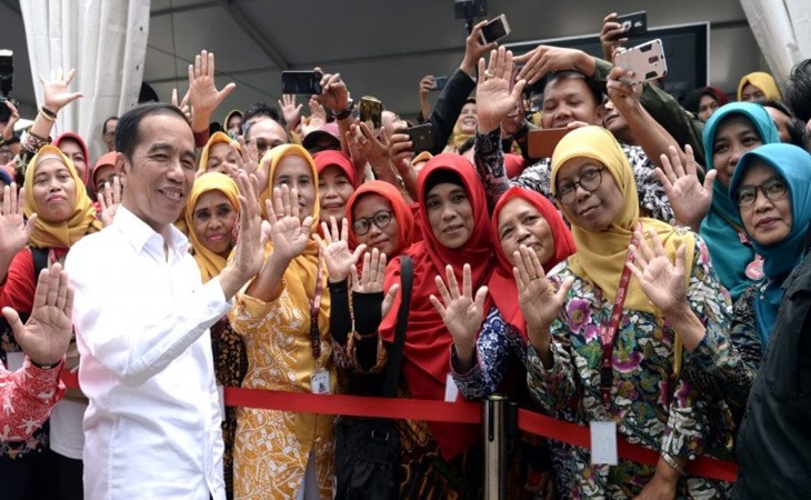 Presiden Jokowi bersama Ibu-Ibu penerima PKH