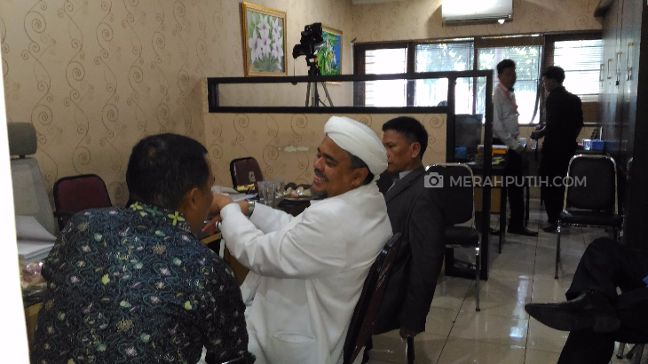 Imam Besar FPI Habib Rizieq Shihab seusai diperiksa di Mapolda Jabar, Senin (13/2). (Foto MP/Rina Garmina)