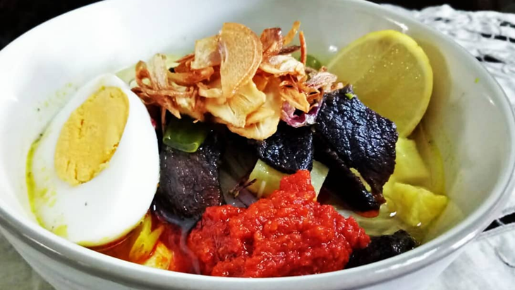 Masih Punya Ketupat? Padukan dengan Soto, Enak!