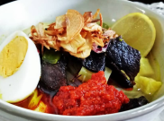 Masih Punya Ketupat? Padukan dengan Soto, Enak!
